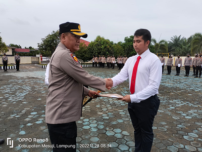 Polres Mesuji Memberikan Reward Kepada Personil Berprestasi
